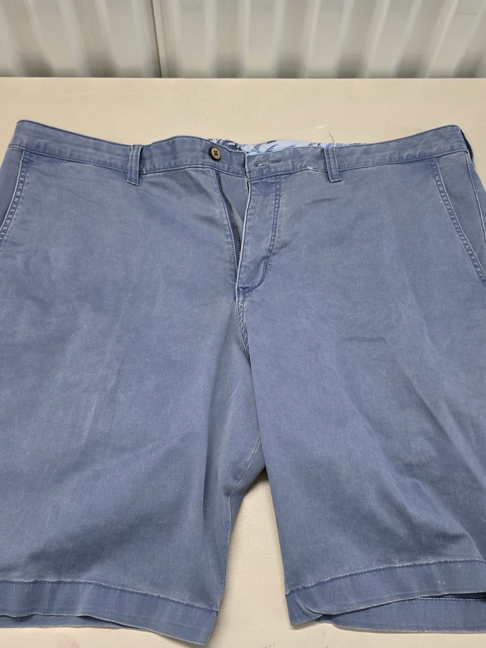 Tommy Bahama Chino Shorts Men's Size 42x9.5